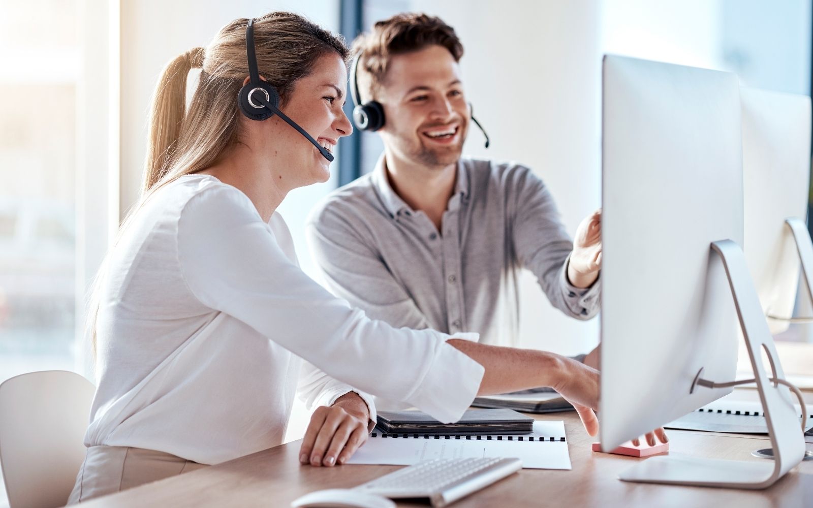 Contact centre Team Leader coaching a team member